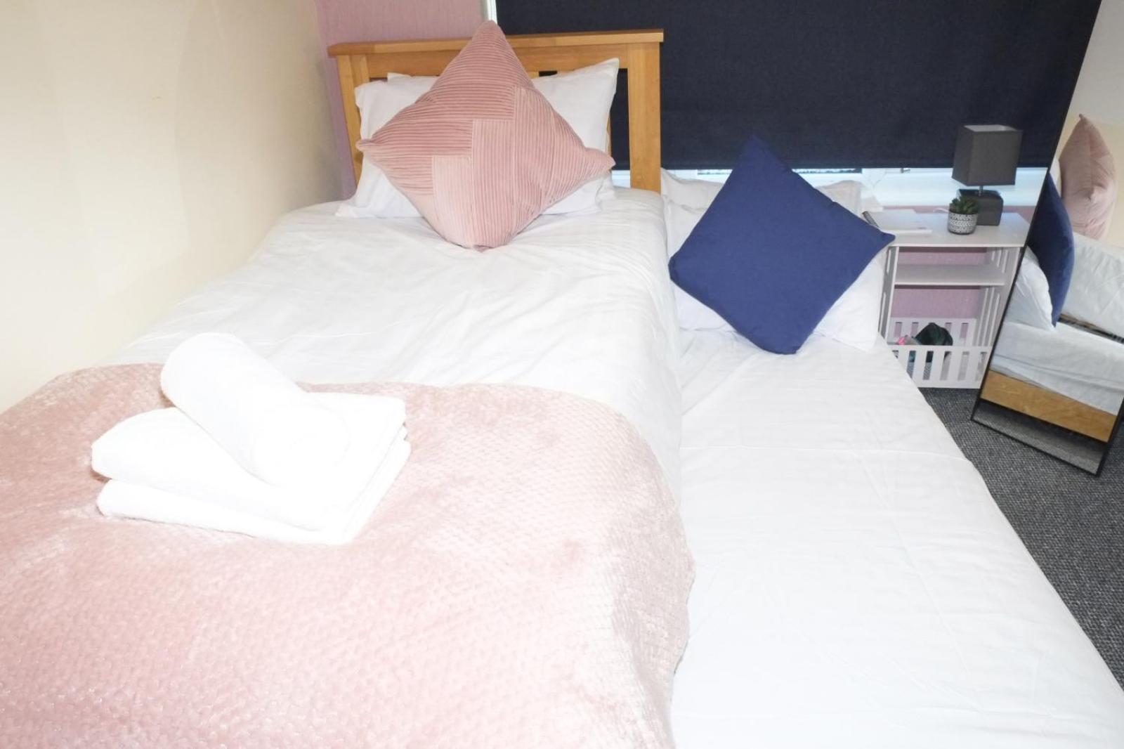 Lausory King Bed Living Your Luxe Home Away Nottingham Kültér fotó