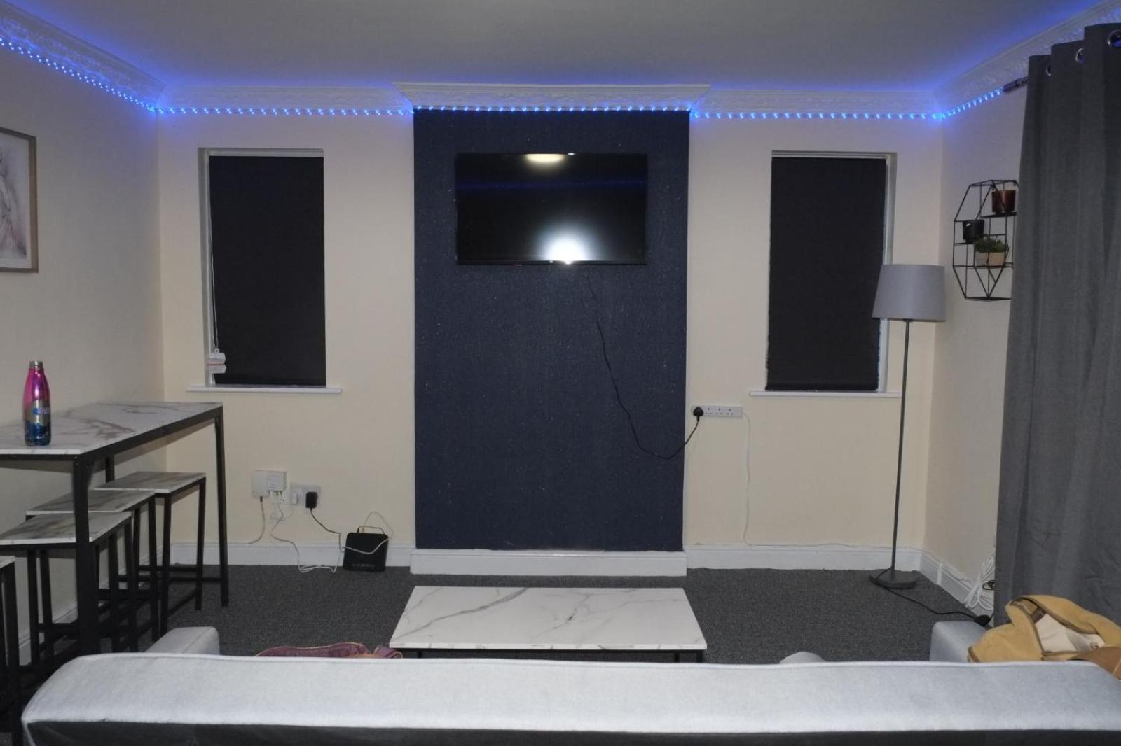 Lausory King Bed Living Your Luxe Home Away Nottingham Kültér fotó